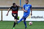 Hrádek - Česká Lípa 3:1 (1:1). Švejkovský se snaží zblokovat střelu hostujícího Kýčka (vlevo).