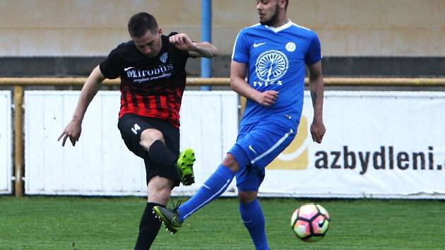 Hrádek - Česká Lípa 3:1 (1:1). Švejkovský se snaží zblokovat střelu hostujícího Kýčka (vlevo).