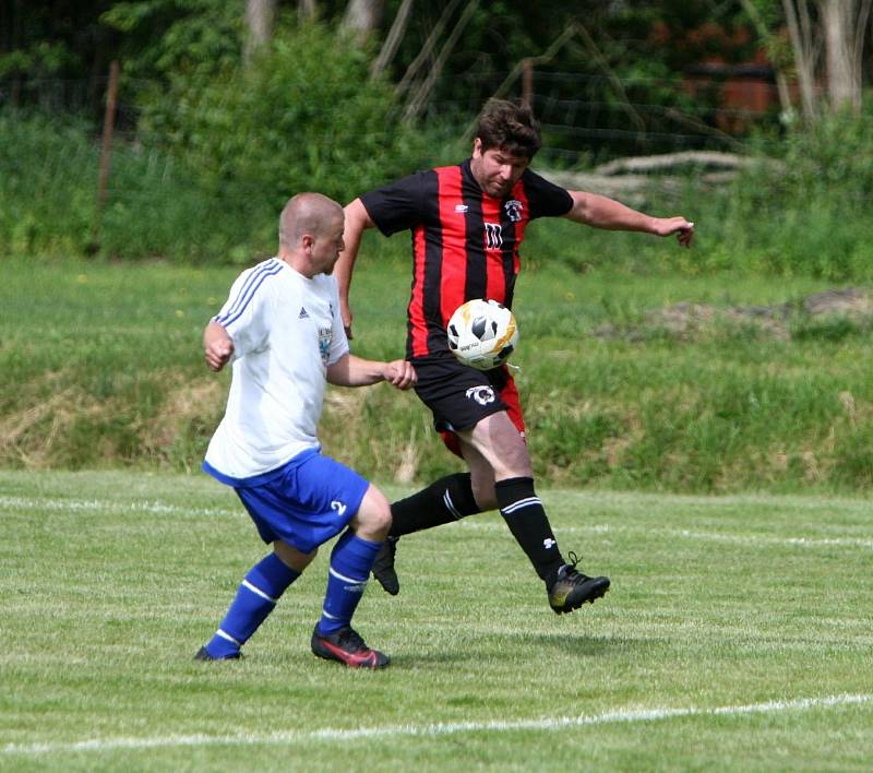 Bukovany (červené dresy) doma porazily Dubou 4:2.