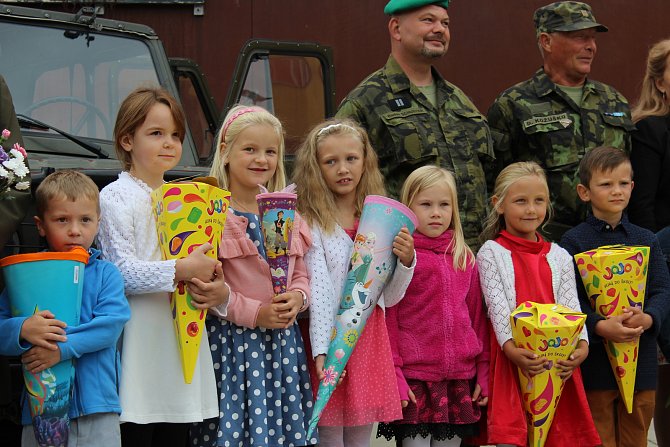 Netradiční přivítání nových školáků si připravili v Kravařích. Prvňáčky přivítali zástupci armády.