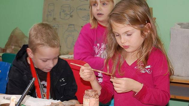Dům děti a mládeže Libertin nabízí dětem, které mají prázdniny, smysluplné využití volna v keramické dílně.