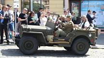 Konvoj amerických vojenských historických vozidel z období 2. světové války a motocyklů Harley Davidson dorazil v sobotu 6. srpna v rámci své spanilé jízdy na českolipské náměstí T. G. Masaryka.