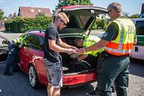 Celní správa kontroluje automobily mířící na festival Mácháč, zda lidé nevezou drogy.