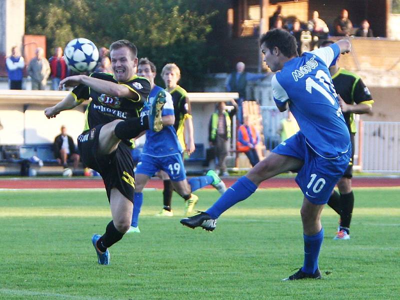 Česká Lípa - Košťálov 2:1. Huráň se snaží zablokovat střelu domácího Věcheta (v modrém).