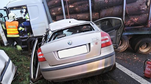 V říjnu došlo k tragické nehodě na komunikaci mezi Jestřebím a Zahrádkami, kde se střetl tahač plně naložený dřevem s osobním automobilem Škoda Octavia.