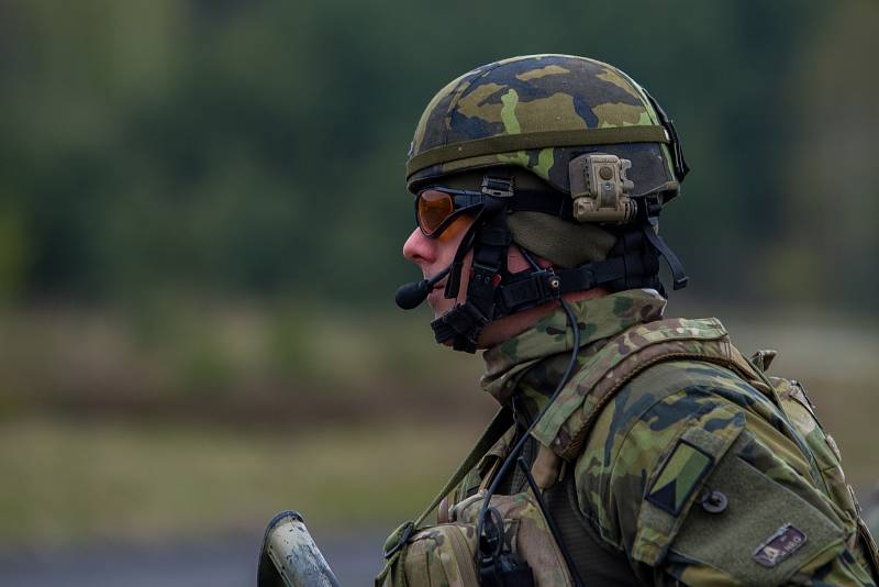 Zhruba 300 českých a amerických vojáků nacvičovalo  28. dubna dobytí letiště Hradčany ve vojenském prostoru Ralsko na Českolipsku v rámci dvoudenního cvičení Saber Junction 2017. Cílem cvičení bylo natrénovat postupy i spolupráci s americkými jednotkami.