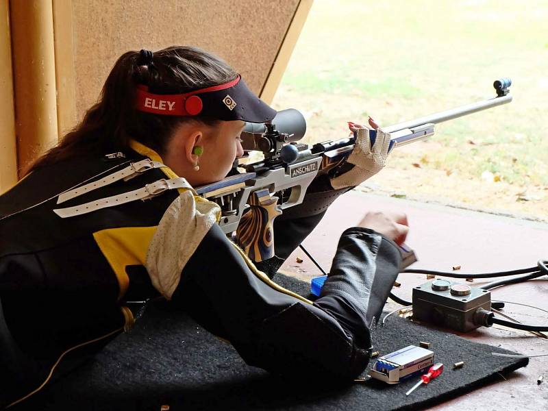 Střeleckou soutěž Memoriál Gerdy a Libora Kůrkových, která se konala na konci srpna v Manušicích, ovládli reprezentanti USA Maddalena Segen a Matthew Emmons. Memoriál byl současně i krajským přeborem a zúčastnilo se ho více jak 90 závodníků.