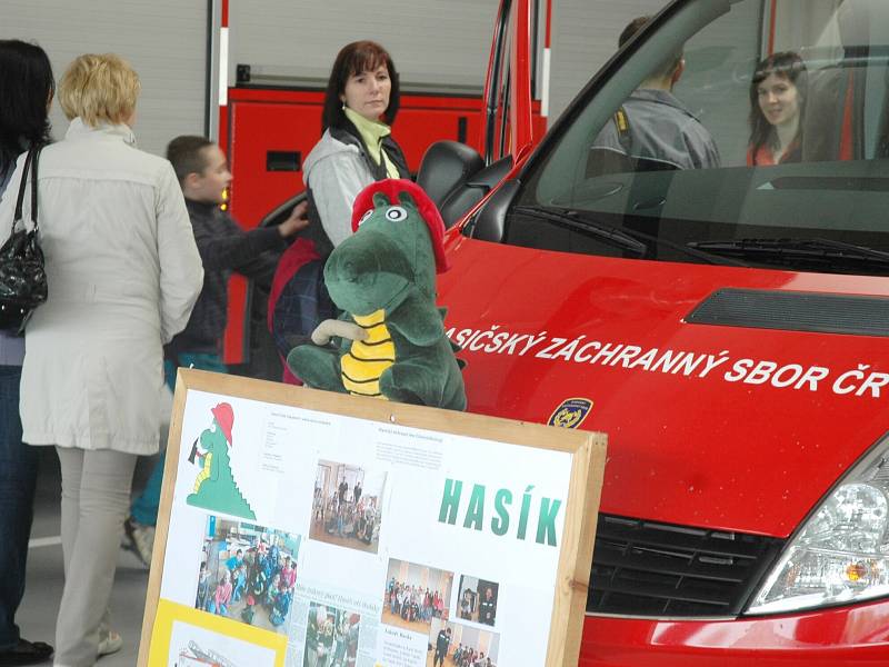 Profesionální hasiči v České Lípě pořádali v sobotu Den otevřených dveří. Zájemci se tak dostali do míst, která nejsou veřejně přístupná a odkud hasiči vyrážejí na zásahy.