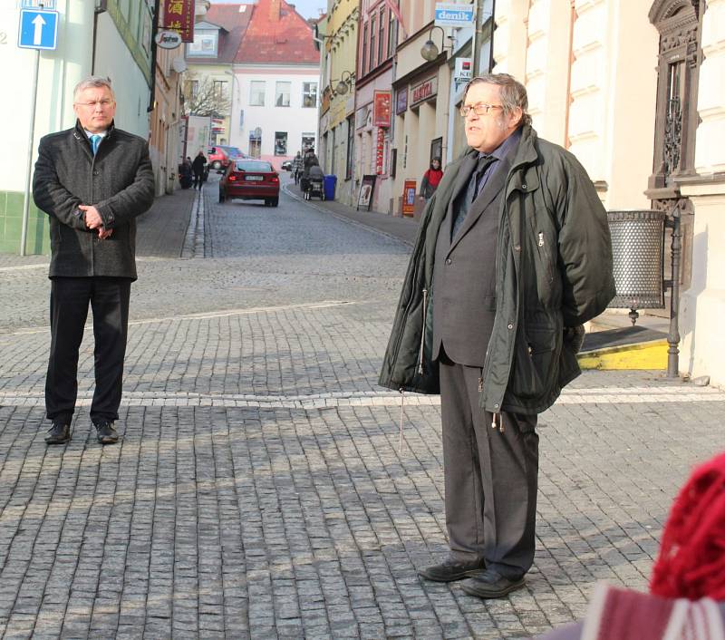 Přesně 168 let od narození prvního československého prezidenta Tomáše Garrigua Masaryka si lidé připomněli ve středu vzpomínkovým aktem u jeho busty na českolipském náměstí.