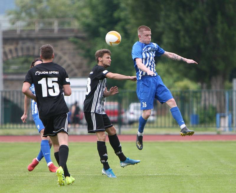 Fotbalisté České Lípy (modré dresy) doma porazili Kosmonosy 5:1.