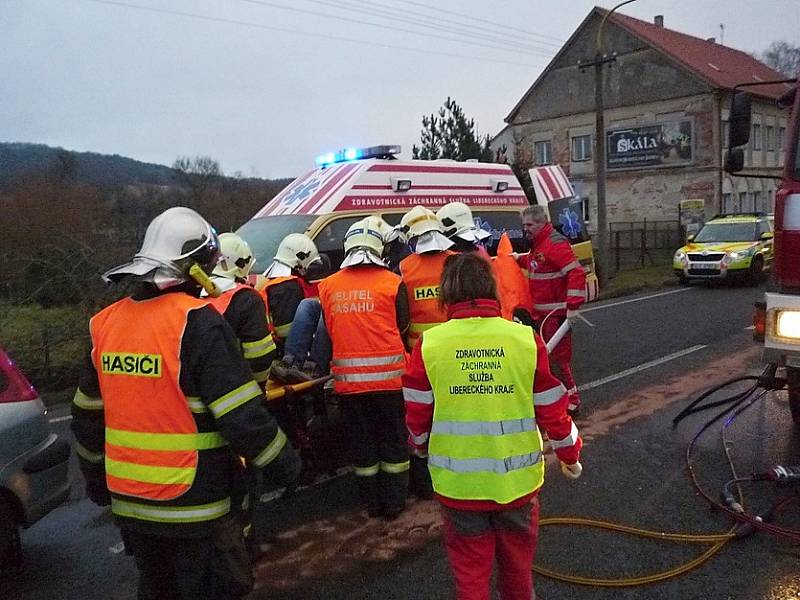 U vážné úterní nehody museli hasiči z České Lípy a Stružnice použít hydraulické vyprošťovací nástroje, aby dostali řidiče jednoho z vozů ven. Při srážce se zranili tři lidé, jeden těžce.