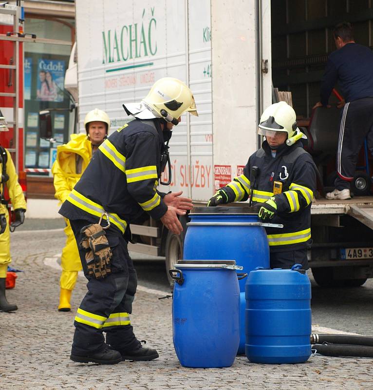 Hasiči a policie krátce po 11. hodině hlavní poštu uzavřeli, částečně evakuovali a povolali na místo speciální chemický tým.