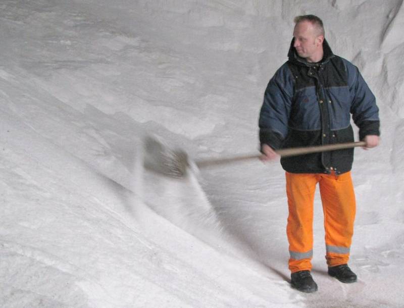 Pracovník Krajské správy silnic Karel Procházka při úklidu haly s uskladněnou posypovou solí