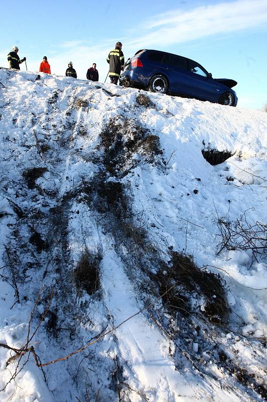 Příčiny tragické nehody u Kamenického Šenova policisté zjišťují.