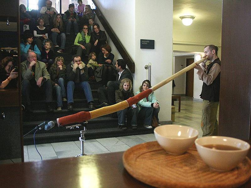 Didgeridoo, australský domorodý nástroj, rozezvučel ve foyer novoborského kina Lukáš Pilnaj. 