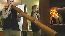 Didgeridoo, australský domorodý nástroj, rozezvučel ve foyer novoborského kina Lukáš Pilnaj.