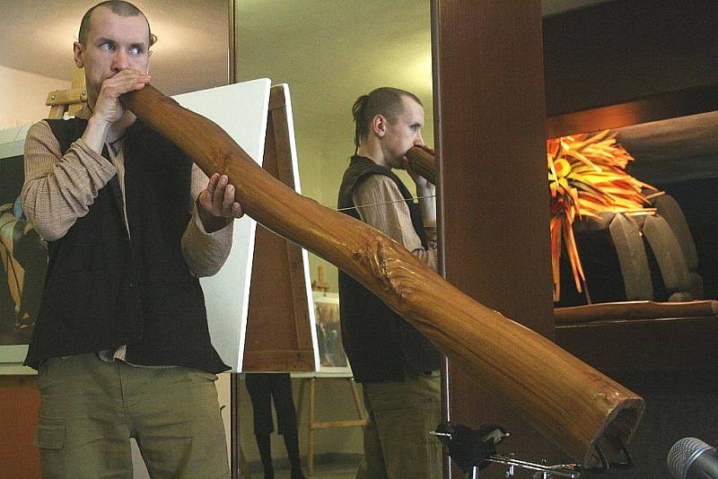 Didgeridoo, australský domorodý nástroj, rozezvučel ve foyer novoborského kina Lukáš Pilnaj.