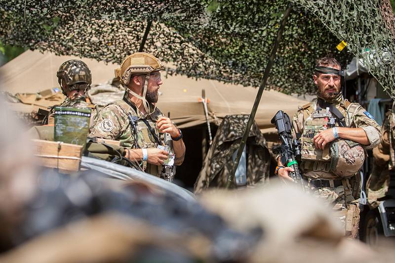 Osmdesátihodinová airsoftová simulace, Protector 2016 pokračovala 21. července v části bývalého vojenského prostoru Ralsko na Českolipsku. Do akce typu LARP (z anglického Live Action Role Play) je zapojeno je přes 1000 airsoftových bojovníků z několika ze