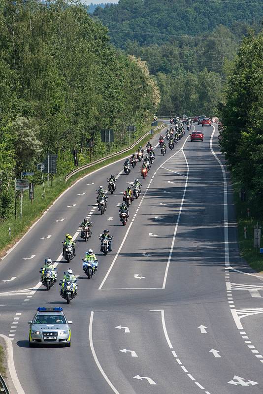 Dvě stovky motorkářů dorazili do Sosnové za doprovodu policejních hlídek.