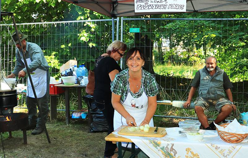 Vaření kotlíkových zvěřinových gulášů na otevřeném ohni a 1. ročník Zahrádeckého štrúdlu.