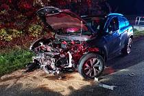 Nehoda tři aut ve Cvikově, úterý 17. října 2023.