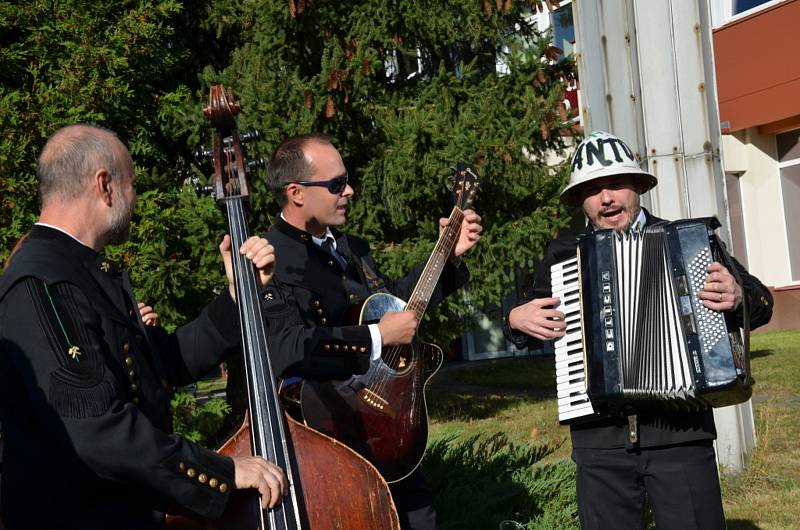 K obřadu Skákání přes kůži, tedy pradávné hornické tradice se do Stráže pod Ralskem sjely dvě stovky hostů.