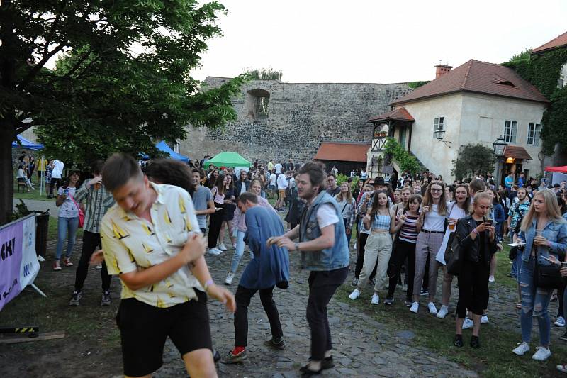 Přehlídka studentských kapel Škola rocku na vodním hradě Lipý v České Lípě