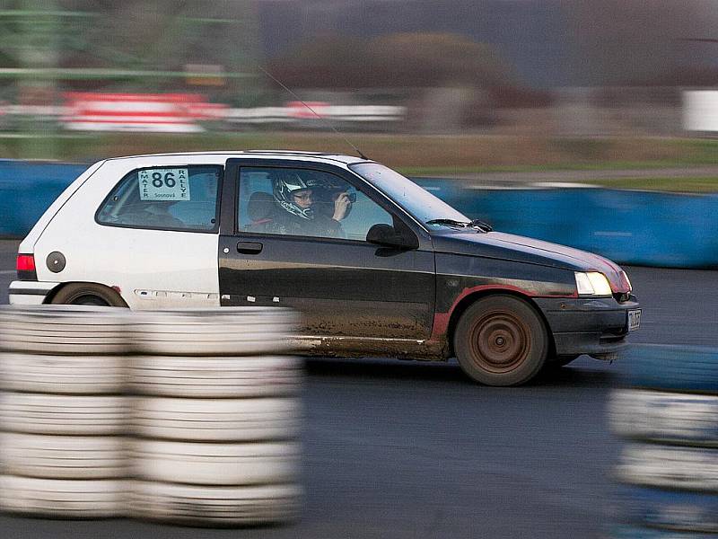 Závodníci nevynechali šotolinu, přemostění nebo nejrychlejší úsek autodromu cílovou rovinku.