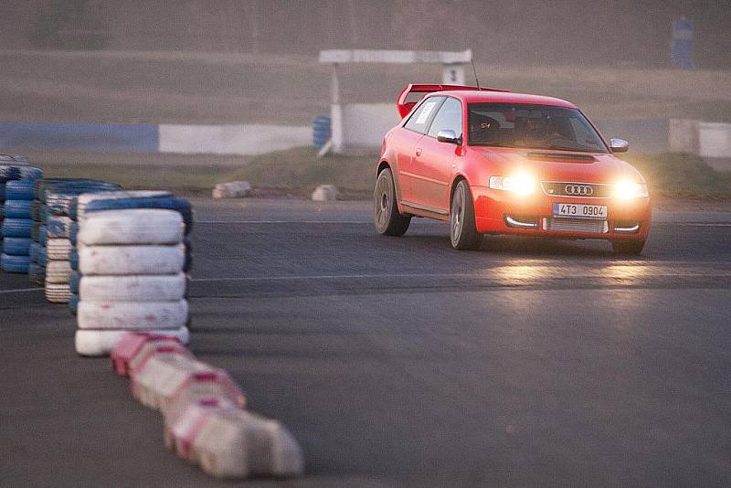 Závodníci nevynechali šotolinu, přemostění nebo nejrychlejší úsek autodromu cílovou rovinku.