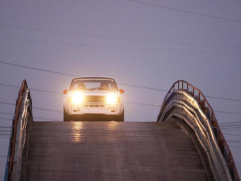 Závodníci nevynechali šotolinu, přemostění nebo nejrychlejší úsek autodromu cílovou rovinku.