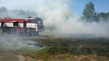 Auto v Srní sjelo ze silnice a skončilo v kolejišti.