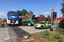 Archivní foto ze srážky vlaku a nákladního auta koncem srpna 2019 v Zákupech.