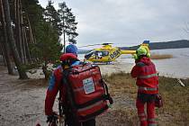 K Máchovu jezeru mimo jiné ve vrtulníku Zdravotnické záchranné služby vyletěli i příslušníci Horské služby speciálně vycvičení  ke slaňování.