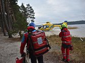 K Máchovu jezeru mimo jiné ve vrtulníku Zdravotnické záchranné služby vyletěli i příslušníci Horské služby speciálně vycvičení  ke slaňování.