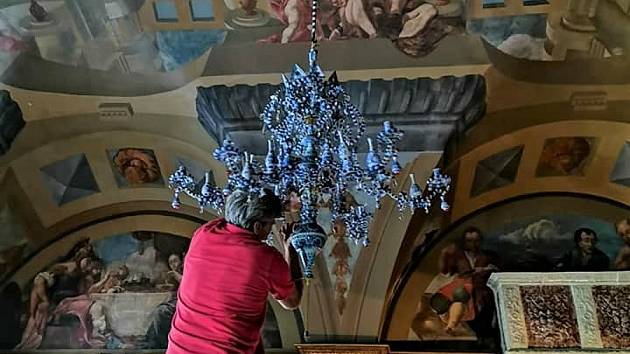 Vzácný lustr, který návštěvníci státního zámku v Zákupech obdivují v zámecké jídelně prošel rukama restaurátorů a po několikaměsíčním restaurování je tento unikát od tohoto týdne zpátky v jídelně.