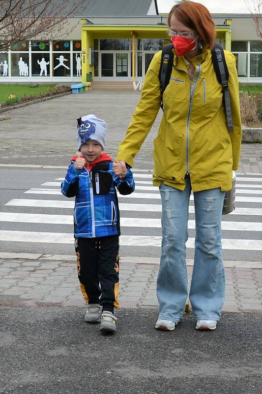 Natěšené děti se dnes vracely do mateřských školek i v České Lípě. Po dvou měsících se školky vrátily do běžného režimu. Uvolnění vládních opatření proto uvítali i jejich rodiče.