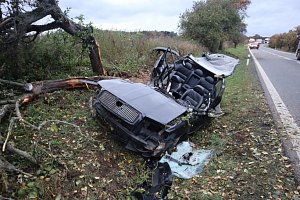 Nehoda se odehrála poslední říjnový den. Řidič projížděl po silnici I/9 ve směru od Jestřebí na Dubou a u Chlumu dostal smyk.