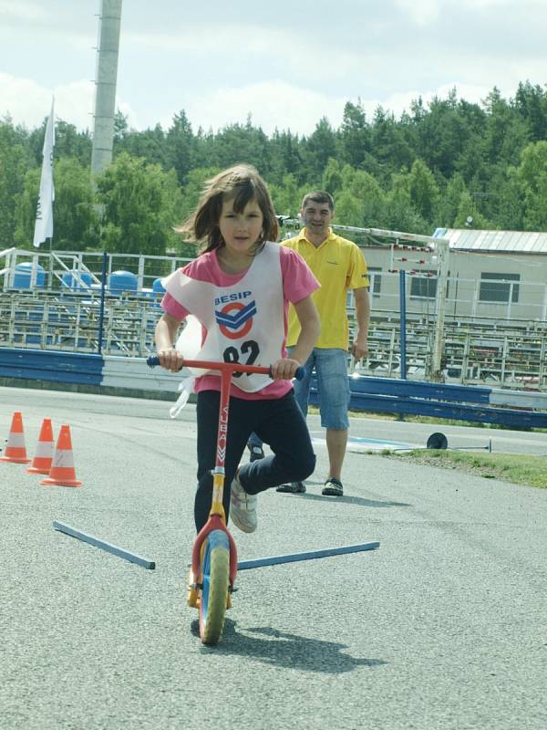 Na sto dětí z dětských domovů se zúčastnilo včerejší celostátní dopravní soutěže na autodromu v Sosnové u České Lípy. 