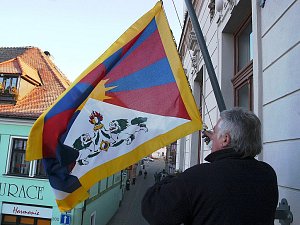 Tibetská vlajka na radnici v České lípě. Archivní foto.