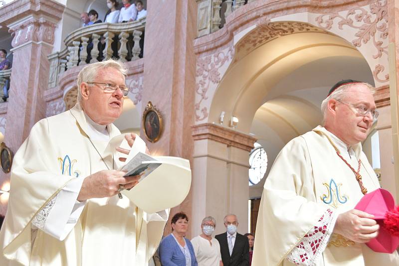 Slavnostní požehnání a mše v kostele Navštívení Panny Marie v Horní Polici po dvouletém uzavření a restaurování. Celebroval biskup litoměřický Jan Baxant.