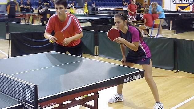 Dvojice žaček ZŠ Náměstí Nový Bor Natálie Nykodýmová a Klára Hanzelínová skvěle reprezentovaly na republikovém finále ve stolním tenise. 