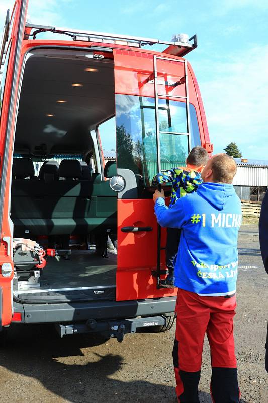 Dobrovolná jednotka hasičů ze Stráže pod Ralskem převzala nové vozidlo