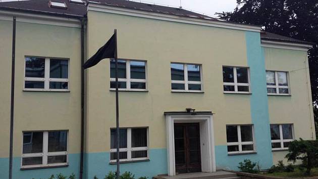  Černá vlajka vlaje před Střední uměleckoprůmyslovou školou v Kamenickém Šenově. 