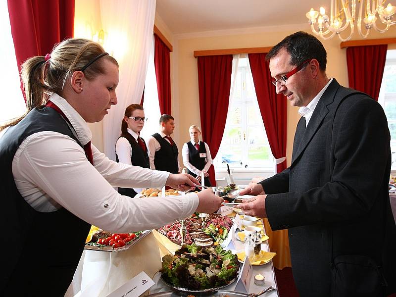 Studenti pro hosty připravili sushi, zvěřinové medajlonky, koktejly nebo slavnostní tabuli.