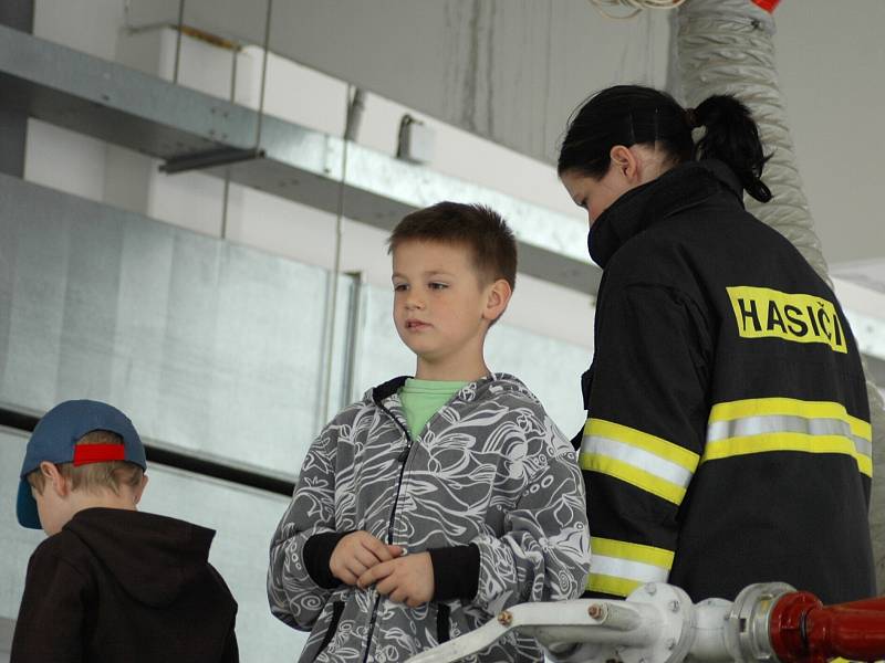 Profesionální hasiči v České Lípě pořádali v sobotu Den otevřených dveří. Zájemci se tak dostali do míst, která nejsou veřejně přístupná a odkud hasiči vyrážejí na zásahy.