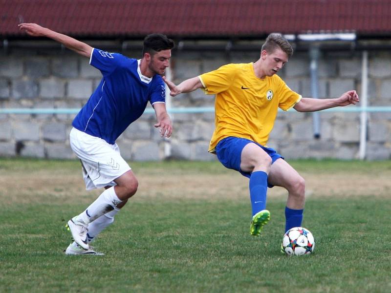 Loko Česká Lípa - Hrádek B 1:2. Bobvoš se snaží zastavit akci domácího Zlatníčka (ve žlutém).