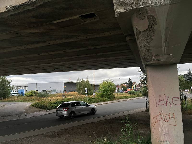 Odrolený beton a vykukující armatury na třicetileté, už jednou opravované stavbě.