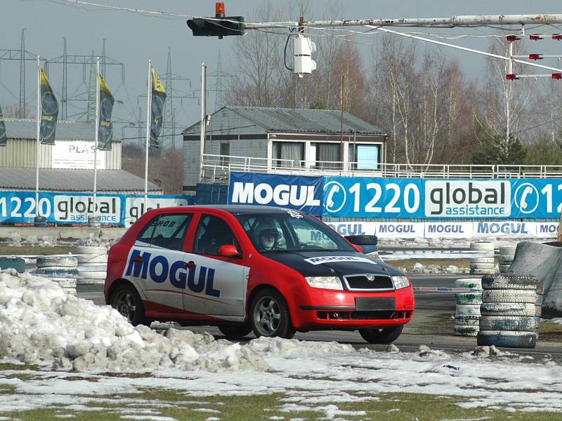 Na start čtvrtého dílu se postavilo dvaačtyřicet posádek, které si tak mohly vyzkoušet pocity účastníků Rally Bohemia nebo Setkání mistrů.