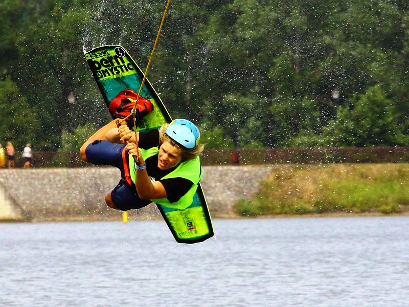 Český pohár wakeboardingu a wakeskatingu se jel v sobotu ve Stráži pod Ralskem.