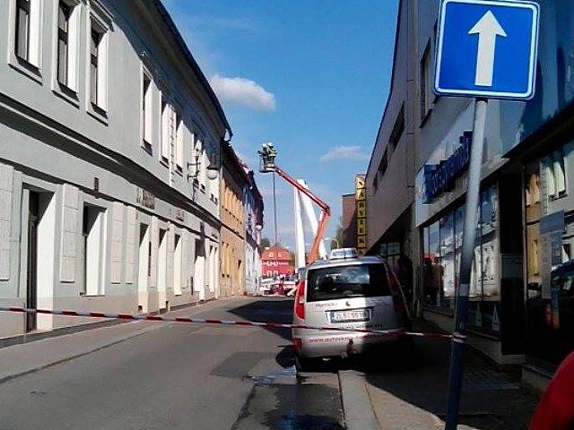 Deset jednotek hasičů likvidovalo středeční rozsáhlý požár domu v centru České Lípy. 